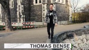Thomas Bense med Shine like a STAR t-shirt